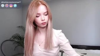 penelopa77 sexy chick masturbates shaved pussy