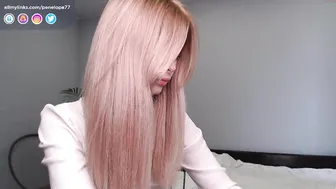 penelopa77 sexy chick masturbates shaved pussy