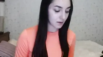 lily_cruz juicy babe fucks her shaved pussy
