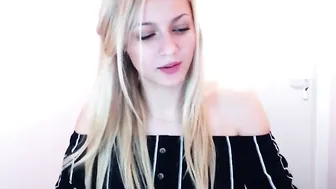 mia_liv cute slut jerks her pussy on people