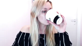 mia_liv cute slut jerks her pussy on people