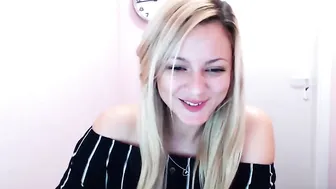 mia_liv cute slut jerks her pussy on people