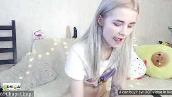 69chupachups cute busty bitch fingering