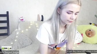 69chupachups cute busty bitch fingering