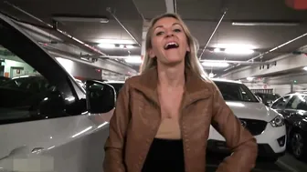 seXXygirl hot brunette girl gently masturbates cunt