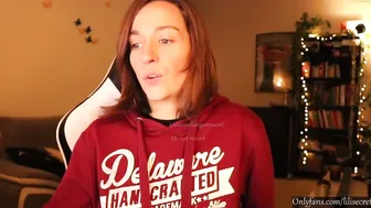 liaisonsdangereuses hot babe gently jerks pussy