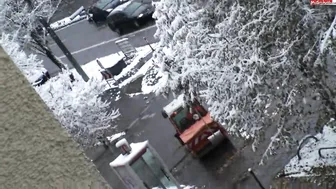 devote-schlampe cute bitch bares shaved holes