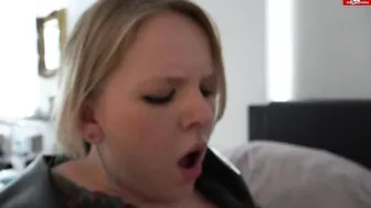 Perverse sultry slut fucks her pussy
