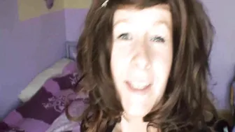 devote-schlampe cute girl shows sexy body