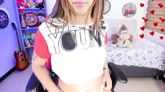 little_bubblegum hottie masturbates shaved cunt