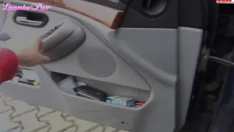 Leonie-pur fucks her pussy