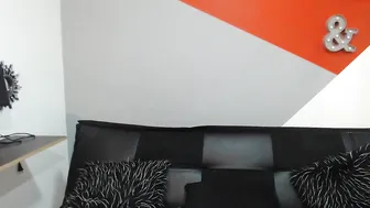 serena_miills amazing babe jerking her shaved cunt