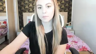 sexy_lily20 gorgeous jerks off a banana and cums.