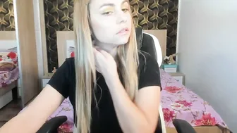 sexy_lily20 gorgeous jerks off a banana and cums.