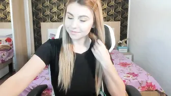 sexy_lily20 gorgeous jerks off a banana and cums.