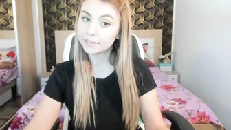 sexy_lily20 gorgeous jerks off a banana and cums.