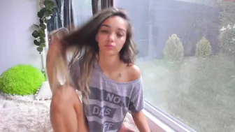 sassyt33n hot slut fingering himself