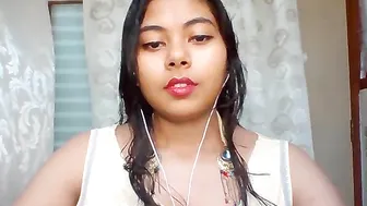 lovely_my_name petite babe gently masturbates cunt