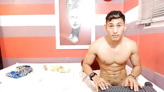 leo6pack18cm naughty slut fucks pussy
