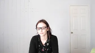 li ambitious bitch fucks with a dildo