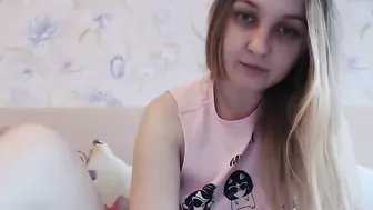 ketsonkatason Busty chick poses for the camera