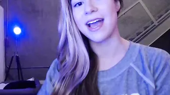 ashleyalban Mature bitch handles pussy