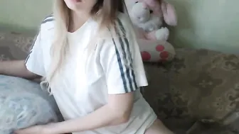 nuta26 A doll gently masturbates the cap