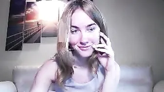 ellie Sexy curvy fucks pussy phallus