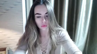 linda_0nline Naughty chick caresses vagina with fingers