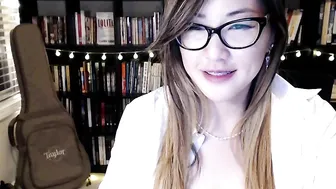 jessie Pretty lady puts on juicy vagina