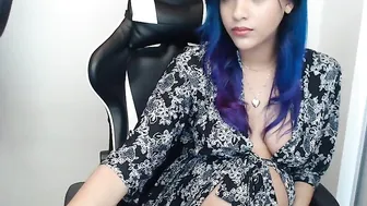 ariana_simon Imposing mare jerks off both holes