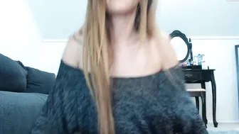 rebbecasnowshoe gorgeous babe fucks her shaved pussy