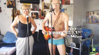 win2win mature mare fingering vagina