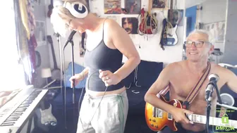 win2win shrew pussy demonstrates big tits