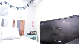 nicky_huge_butt crazy chick fondles her cunt by hand