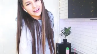 vikki_walker fucks herself in pink dildo