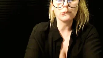 nikkiquin young bitch masturbates pussy