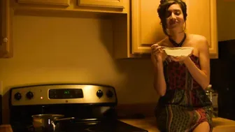 lizmreow submissive chick makes suction