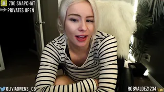 oliviaowens spectacular skin cleaves the vagina with a large dildo