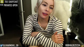 oliviaowens spectacular skin cleaves the vagina with a large dildo