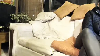 biengrossa sexy blonde pulls pussy hand