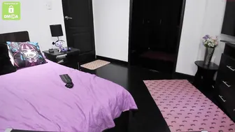 kellytesh shows her pussy on the chair