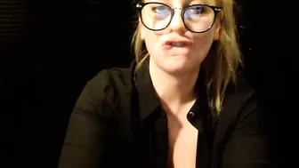nikkiquin blonde slut caresses sex lips