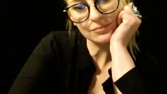 nikkiquin blonde slut caresses sex lips