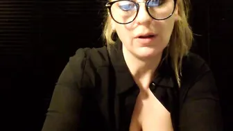 nikkiquin blonde slut caresses sex lips