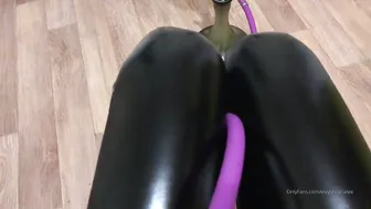 onlyfans elvyshine @elvyshinelatex pretty mare fucked by sex machine