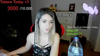 kimilee22 busty hottie gently jerks her cunt