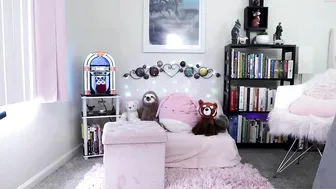 elwynciel cute girl masturbates cunt at the wheel