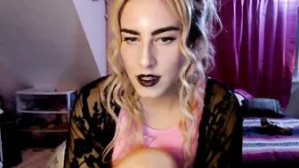 swedishbabe20 busty chick sucks dildo