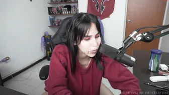 laura_cornett  decided to arrange a vipshow with a vulgar contest